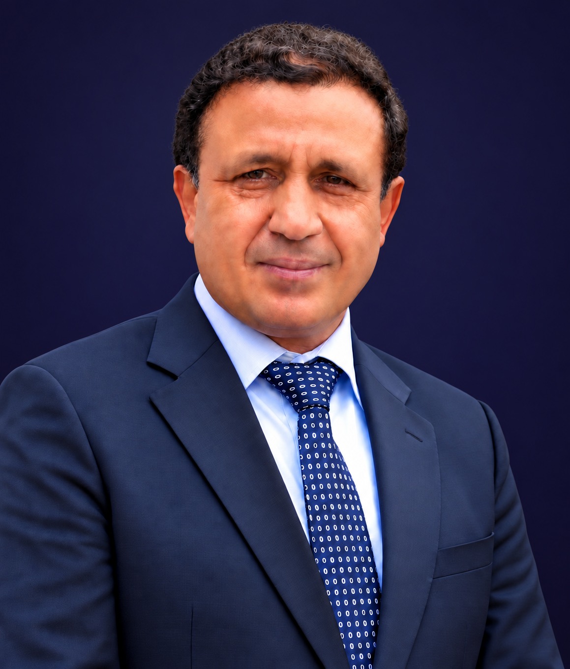 صورة شخصية لخالد بن علي العادي ببدلة رسمية